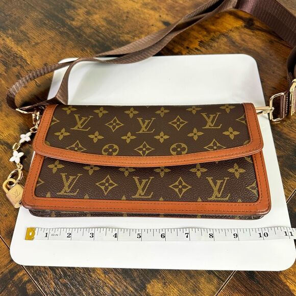 Louis Vuitton Vintage Monogram Pochette Dame Clutch Bag - Picture 10 of 16